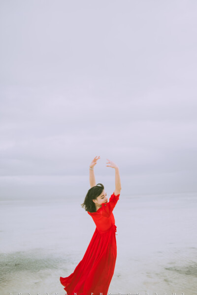 茶卡的风吹起你的红裙子摄影:洪小漩出镜:花花茶卡盐湖,天空之境