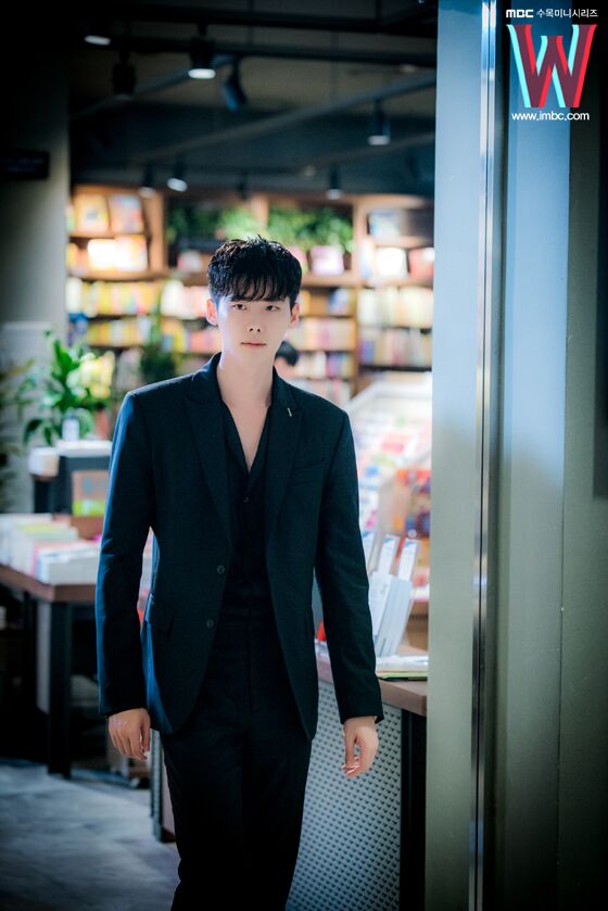 w两个世界##李钟硕# w官网更新剧照及花絮照