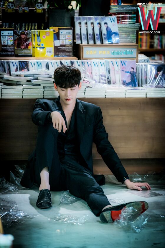 w两个世界##李钟硕#w官网更新剧照及花絮照