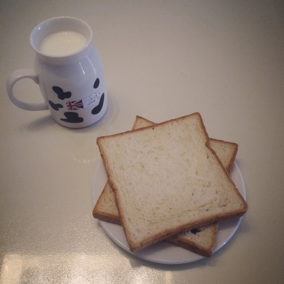 一杯牛奶一块面包图片图片