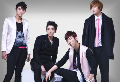 2am是韩国jyp entertainment于2008年推出的男子组合,四名成员包括