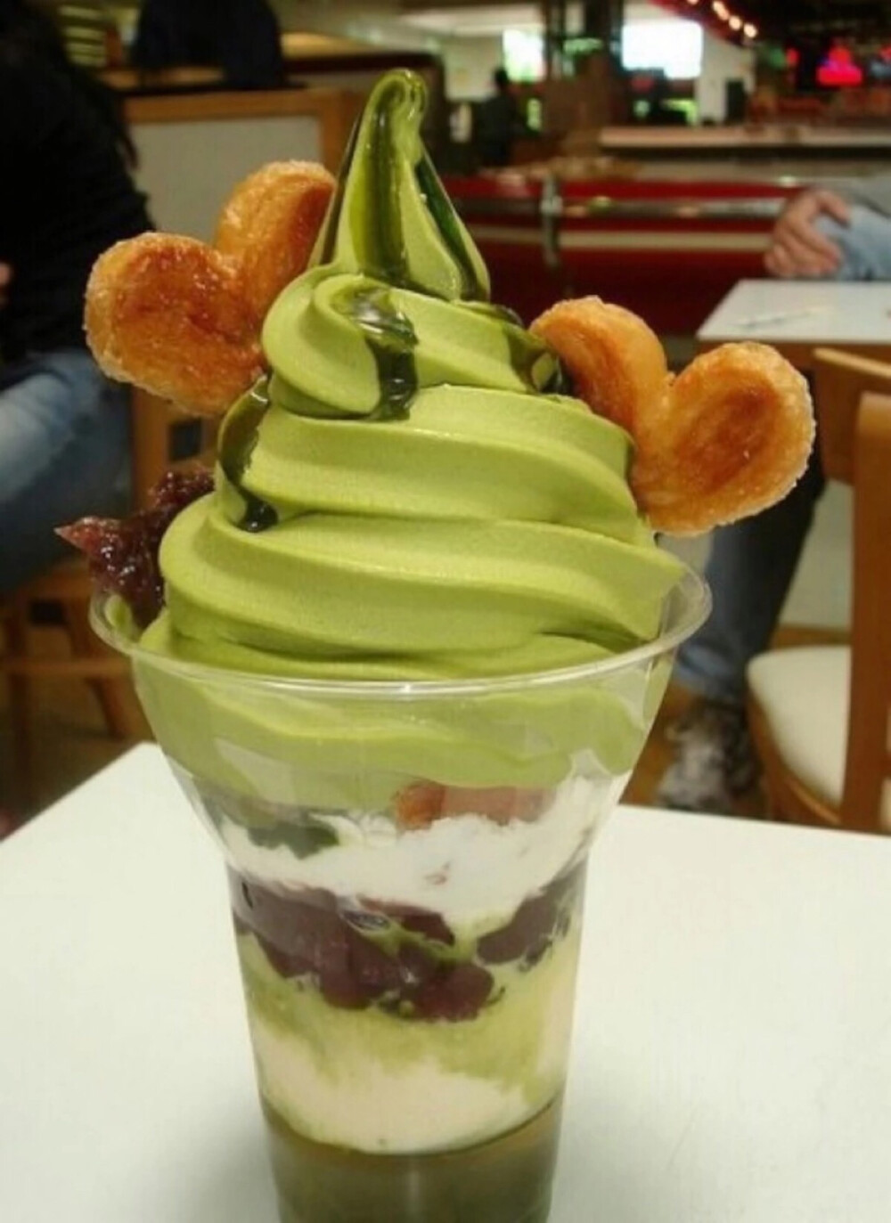 【抹茶冰淇淋】原料:鲜奶200ml ,抹茶粉2汤匙 ,糖60克 ,鲜奶油100ml.