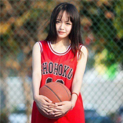 女生打篮球的照片