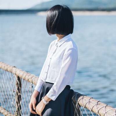 短发女生侧脸头像