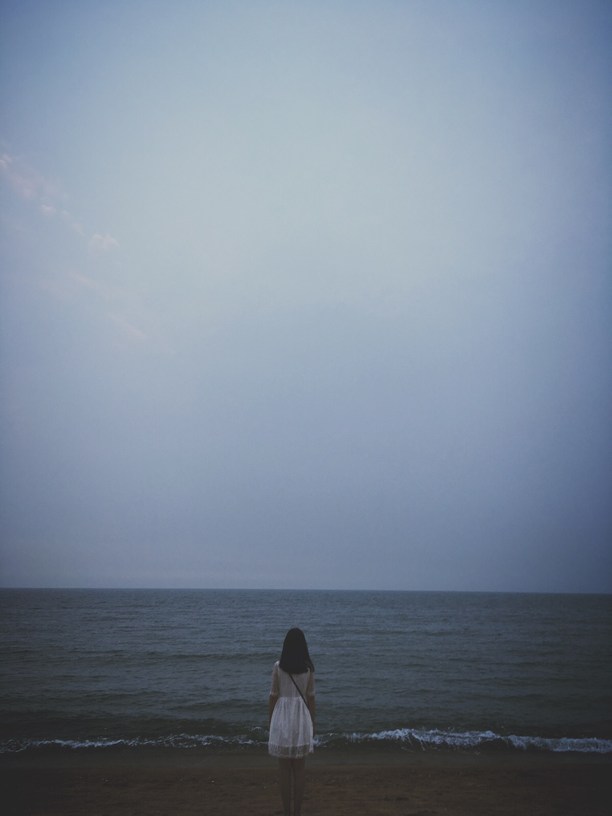 海边背影白衣女子图片