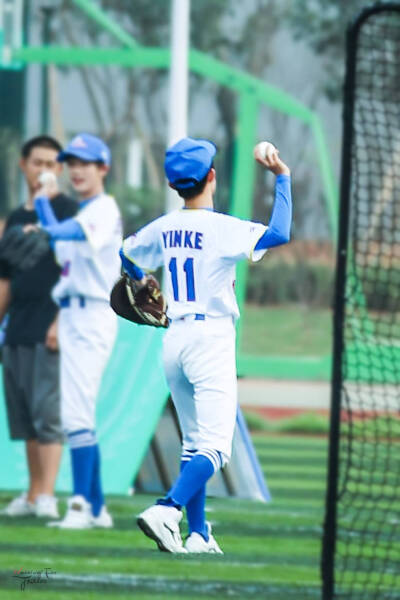 易烊千玺!棒球服!