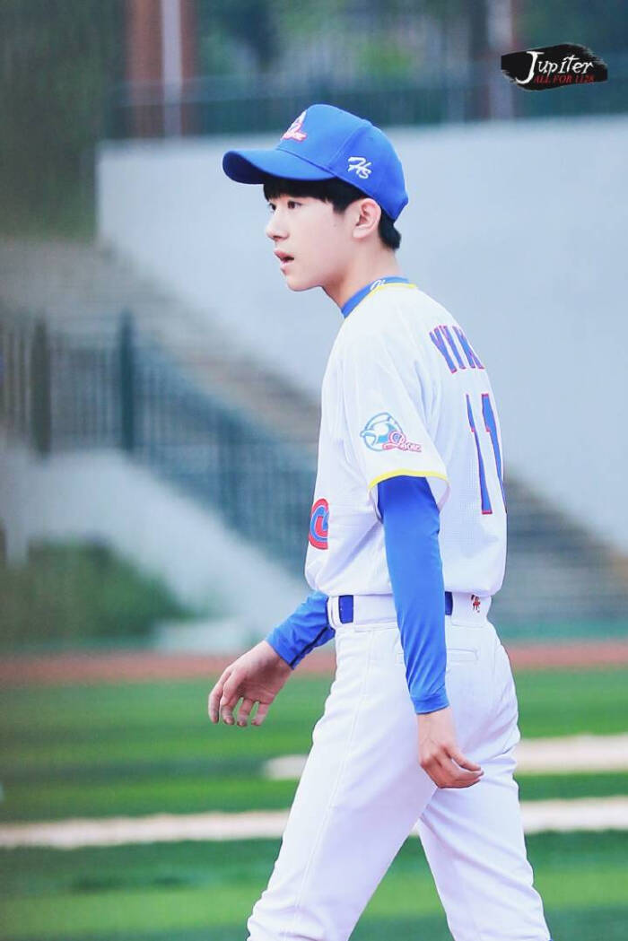 易烊千玺!棒球服!