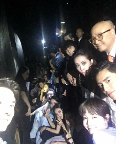 李易峰 自拍 合影 160909芭莎明星慈善夜