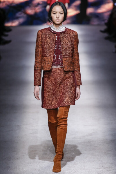 整个系列最大的问题在于当这些服装依次出现在t台上时,它们都显得