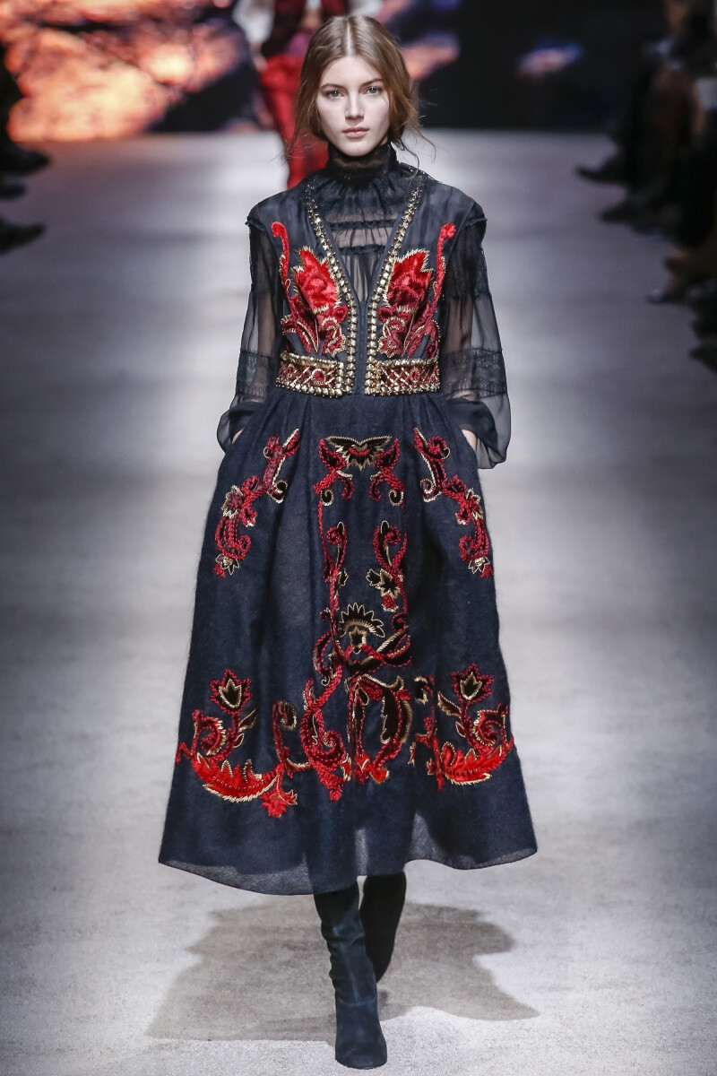 大的问题在于当这些服装依次出现在t台上时,它们都显得非常厚重和华丽