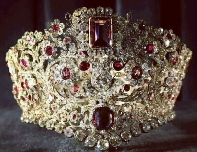 法国王室的红宝石王冠图片