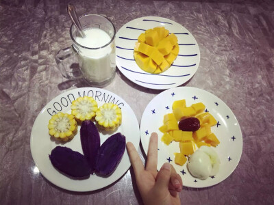 早餐=紫薯玉米芒果鸡蛋牛奶