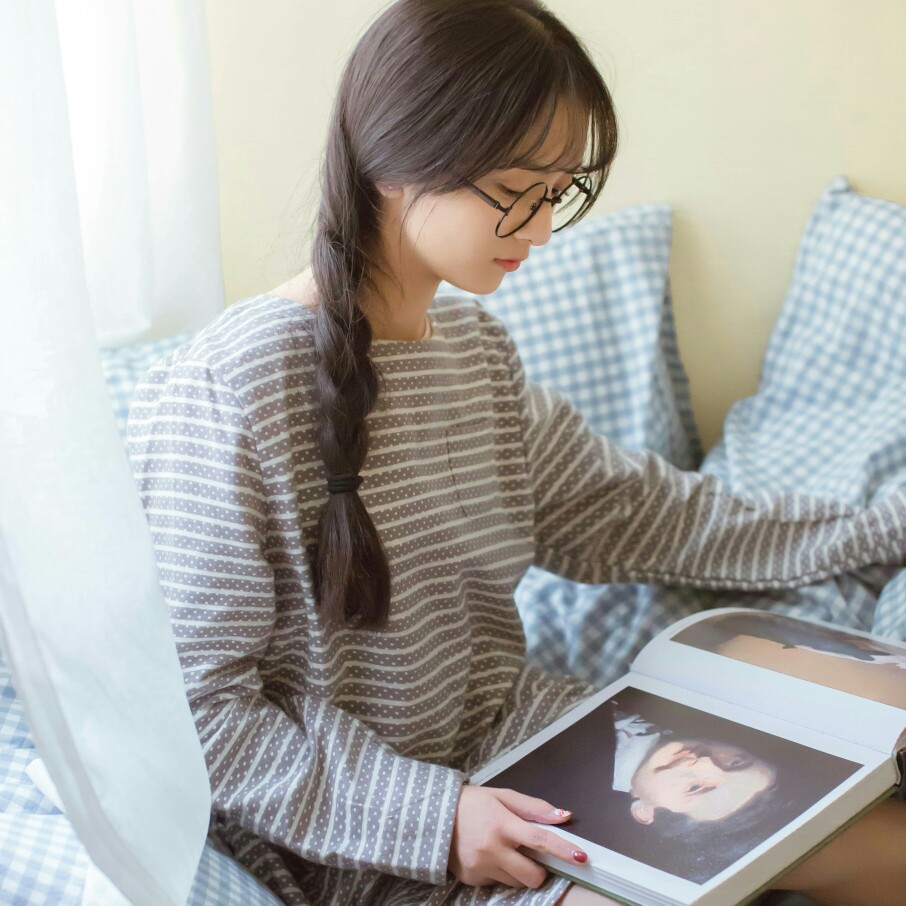 麻花辫眼镜侧脸书女生头像