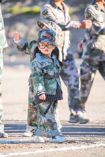 董爸爸没学会给宝宝穿衣服[哈哈]实力坑娃啊,不过比上一期,头发扎了