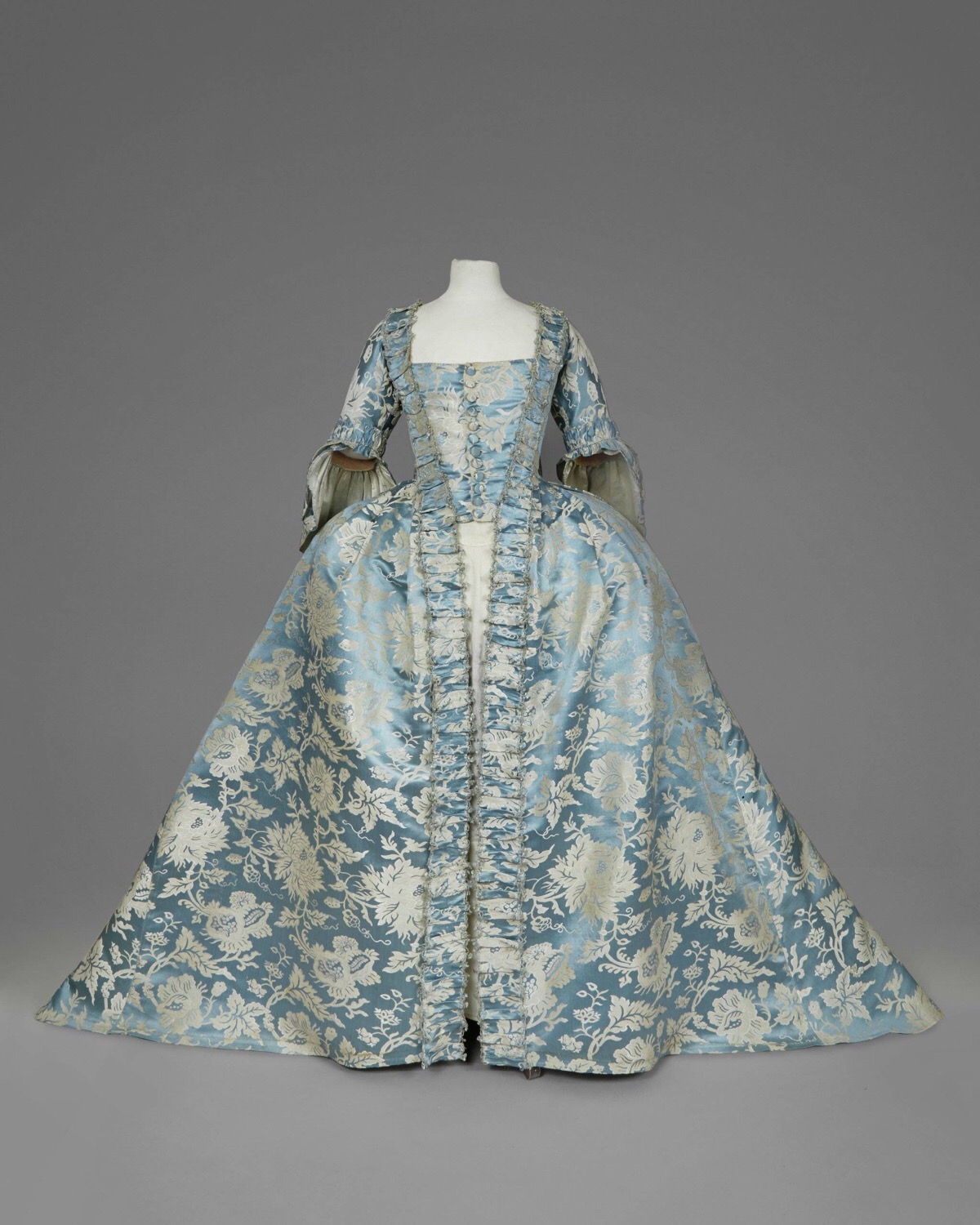法式女袍,18世纪中叶,浅蓝白花中国丝绸,清新淡雅的色泽