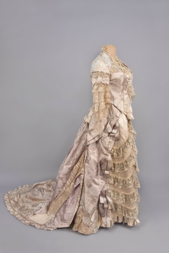 1870年代后期的舞会装,淡紫色丝绸制成的上衣和三层