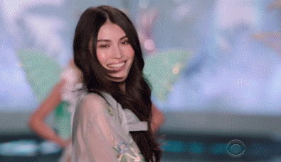 超模何穗确认将登上今年的victoria"s secret fashion show,这是她第