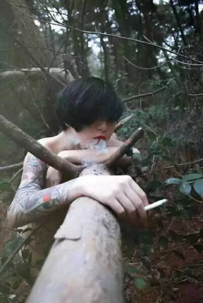 女生 抽烟 纹身 霸气 头像 壁纸