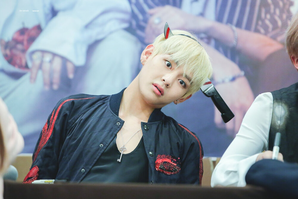 防弹少年团 v 签售会收到阿米送的万圣节头饰 金泰亨脑仁被穿破了