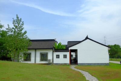 白墙黑瓦的房子在好天气里拍照感觉很好