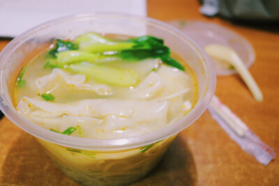 白杨| 鸡茸云吞面鸡茸云吞 细面 青菜 加一点醋一点辣咕嘟咕嘟把汤都