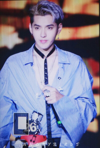 吴亦凡 kris exo 花美男 偶像 明星 帅哥 小鲜肉 锁屏 人物 杂志 屏保