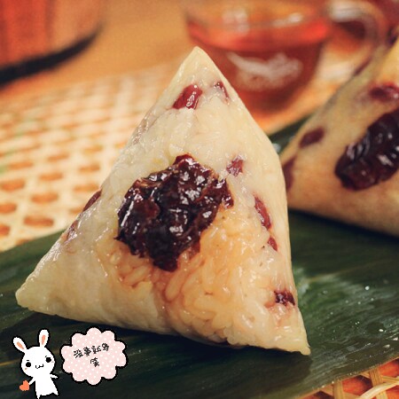 红枣洗净去核,用水泡软 3.
