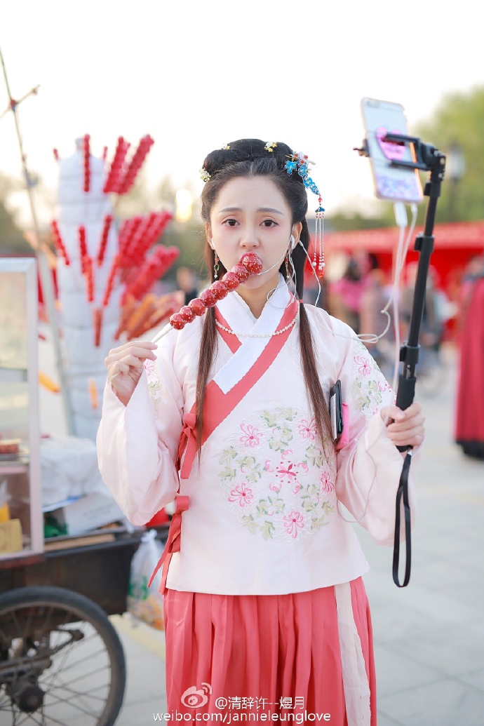 我这套袄裙并不是山寨,上裙下裙的价格自己看看.