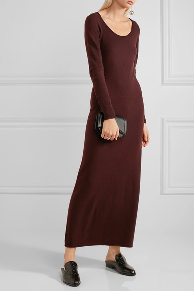 helmut lang 这款超长连衣裙采用奢华的苏格兰羊绒纱线针织而成,带有
