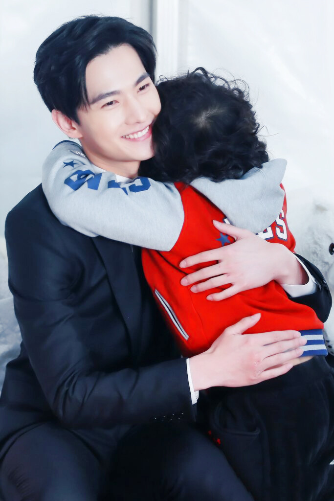 微博图 杨洋x胖轩 啊啊啊啊这张深深戳到了我 以后羊跟小孩子也是这样