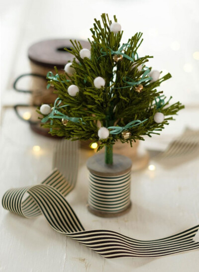 迷你可爱的小圣诞树,直接将缩小版的圣诞松树装饰在桌面上,逼真的松针