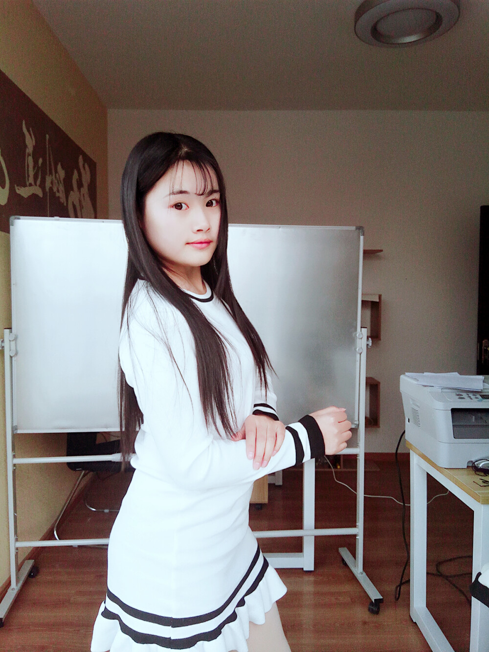 长发美女阳光乐观活泼白富美娃娃脸艺术设计系艺术生小月月二次元女孩