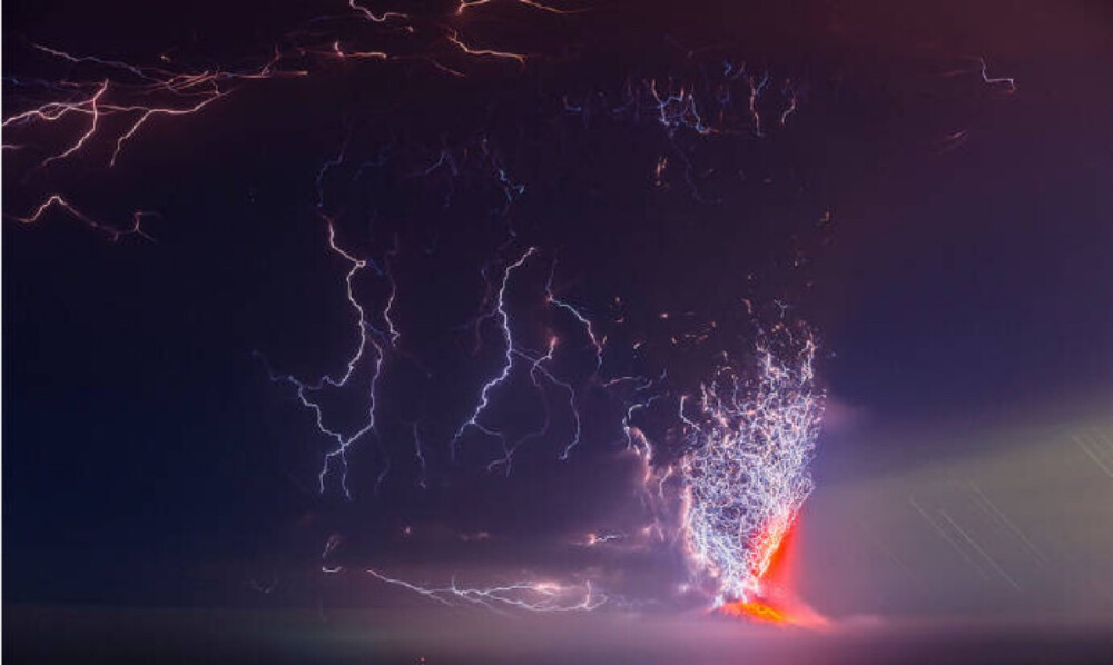 「智利摄影师francisco negroni捕捉到的闪电与喷发的火山碰撞和交缠