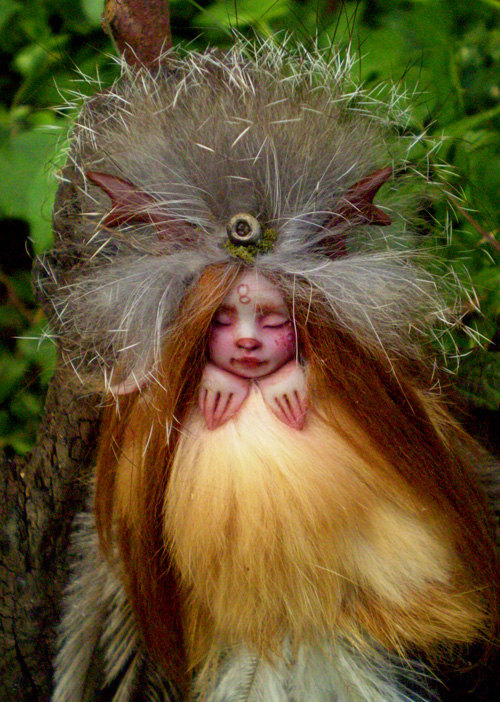 这些栩栩如生童话里的小精灵都是用 celia harris用软陶及辅料做的.