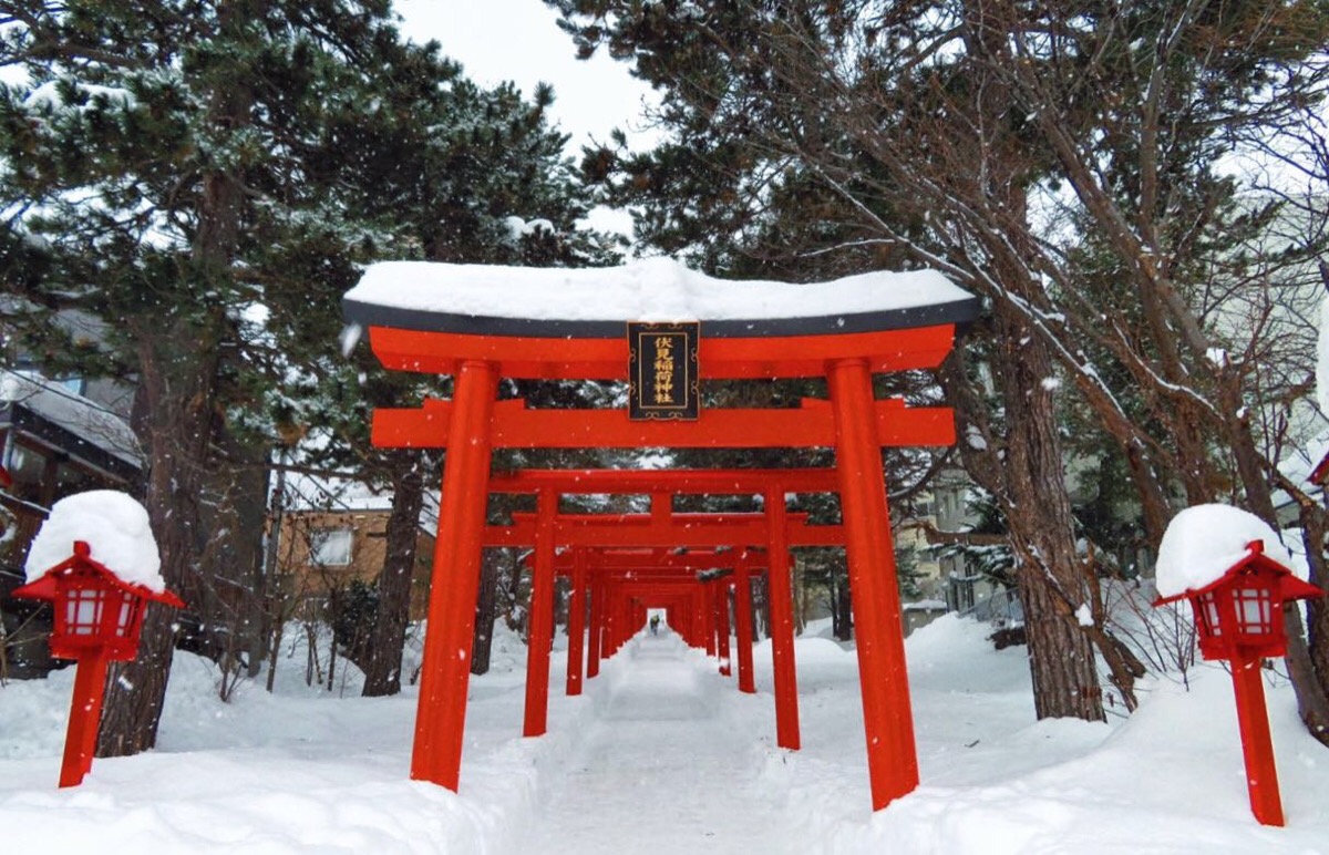 雪中的伏见神社