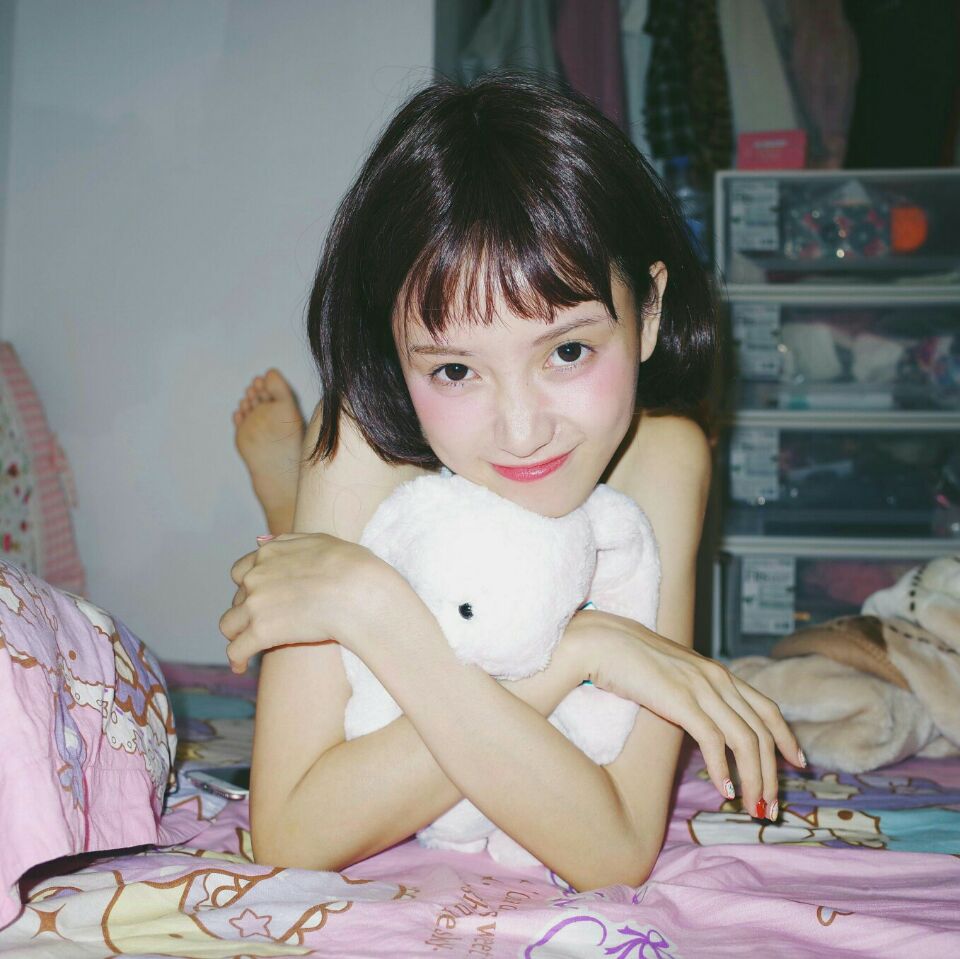 短发女生头像