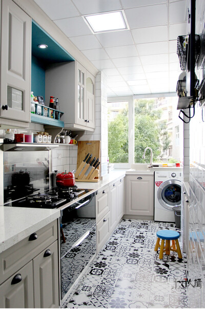 你能相信,原本窄小的厨房可以设计出这样宽敞的过道,以及大户型中才能