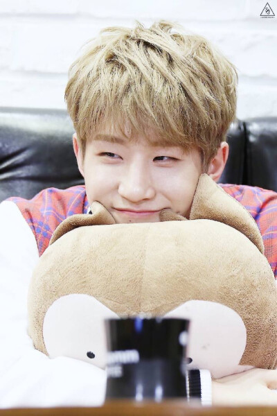 朴真佑(jinjin),1996年3月15日出生于韩国,男子偶像组合astro队长.