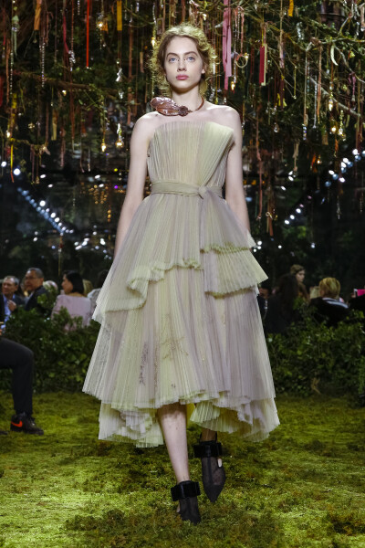 christian dior 迪奥2017巴黎时装周春夏高定系列:迷宫花园中的女权