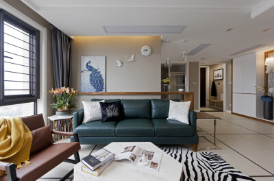 客厅中蓝绿色的皮质沙发与金色的边几搭配尽显精致轻奢.