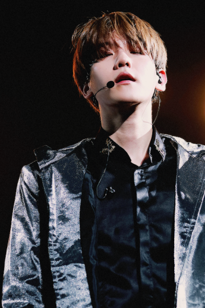 [禁二]边伯贤(baekhyun),1992年5月6日生于韩国京畿道富川市,歌手