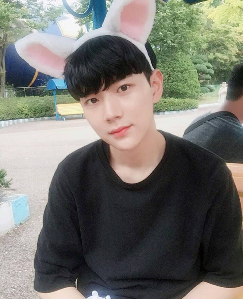 阳光温热岁月静好男生头像