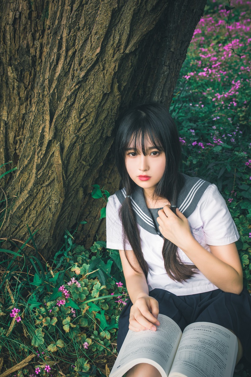 有着漂亮脸蛋的刘海美女学生装花丛中写真