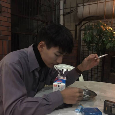 拿着酒瓶的伤感的男头图片