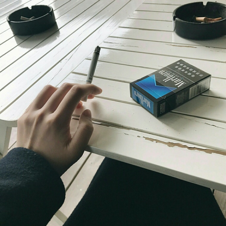 手夹香烟图片大全图片