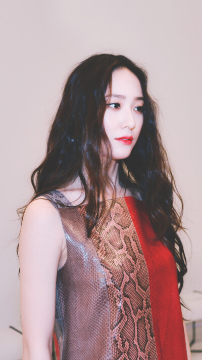 郑秀晶 krystal 行走的画报