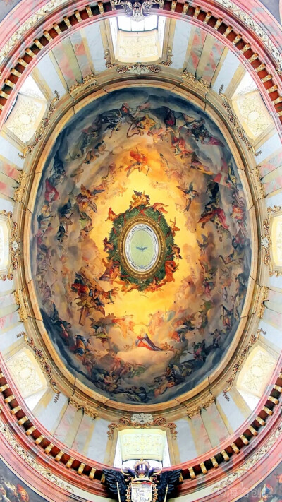 穹顶上的壁画维也纳圣彼得教堂是一座巴洛克风格的罗马天主教堂,这里