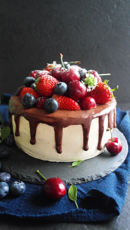樱桃巧克力草莓蛋糕