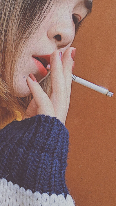 女生抽烟经期图片