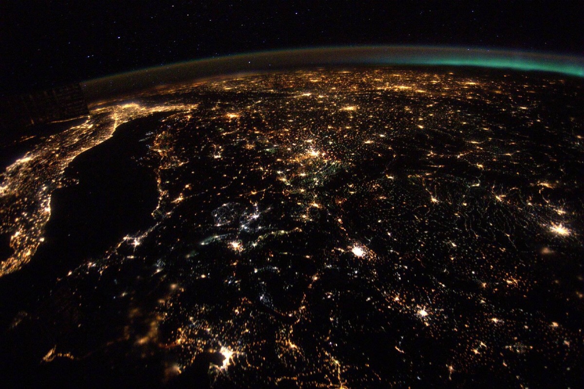 员thomas pesquet 拍摄,当时空间站正从亚得里亚海上空飞向中东上空